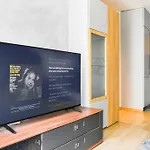 Downtown - Netflix - Ac - Next To Metro And Train
