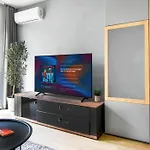 Downtown - Netflix - Ac - Next To Metro And Train