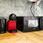 Downtown - Netflix - Ac - Next To Metro And Train