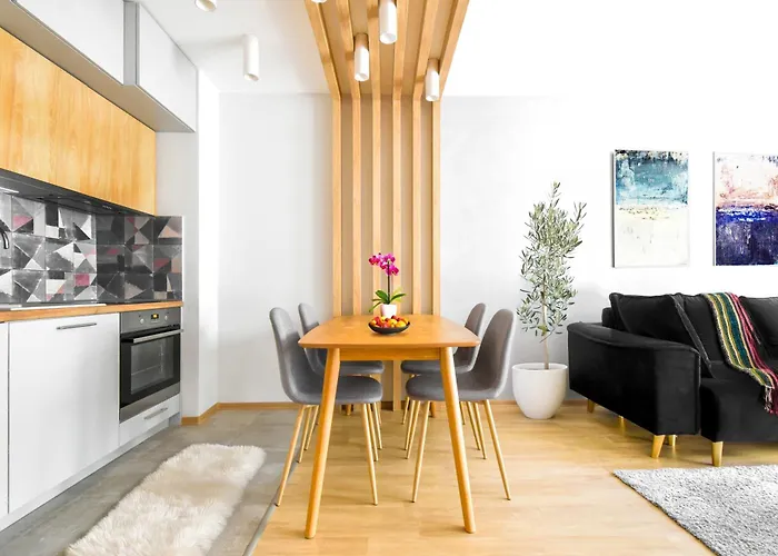 Downtown - Netflix - Ac - Next To Metro And Train