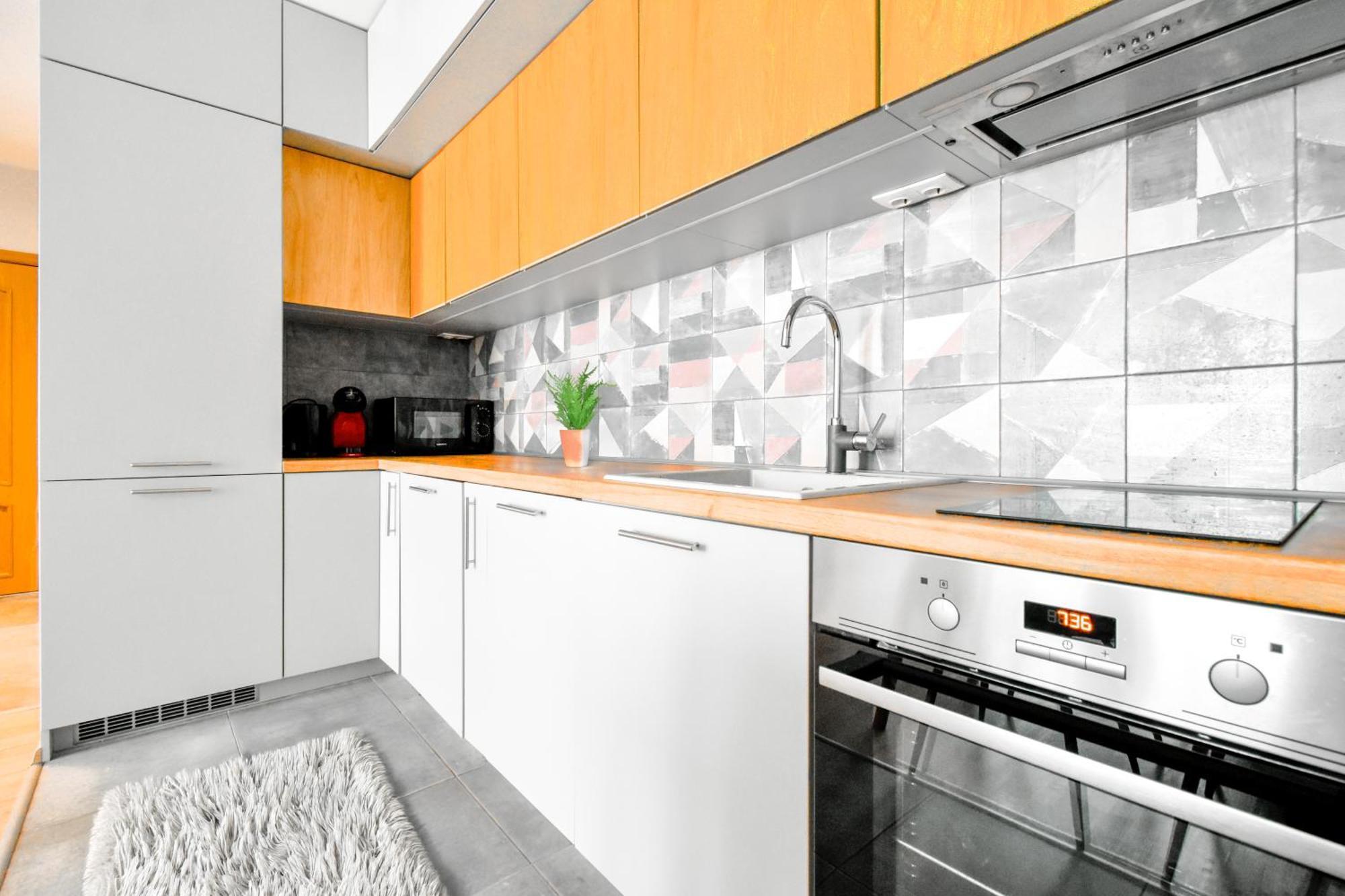 Downtown - Netflix - Ac - Next To Metro And Train * Sofia