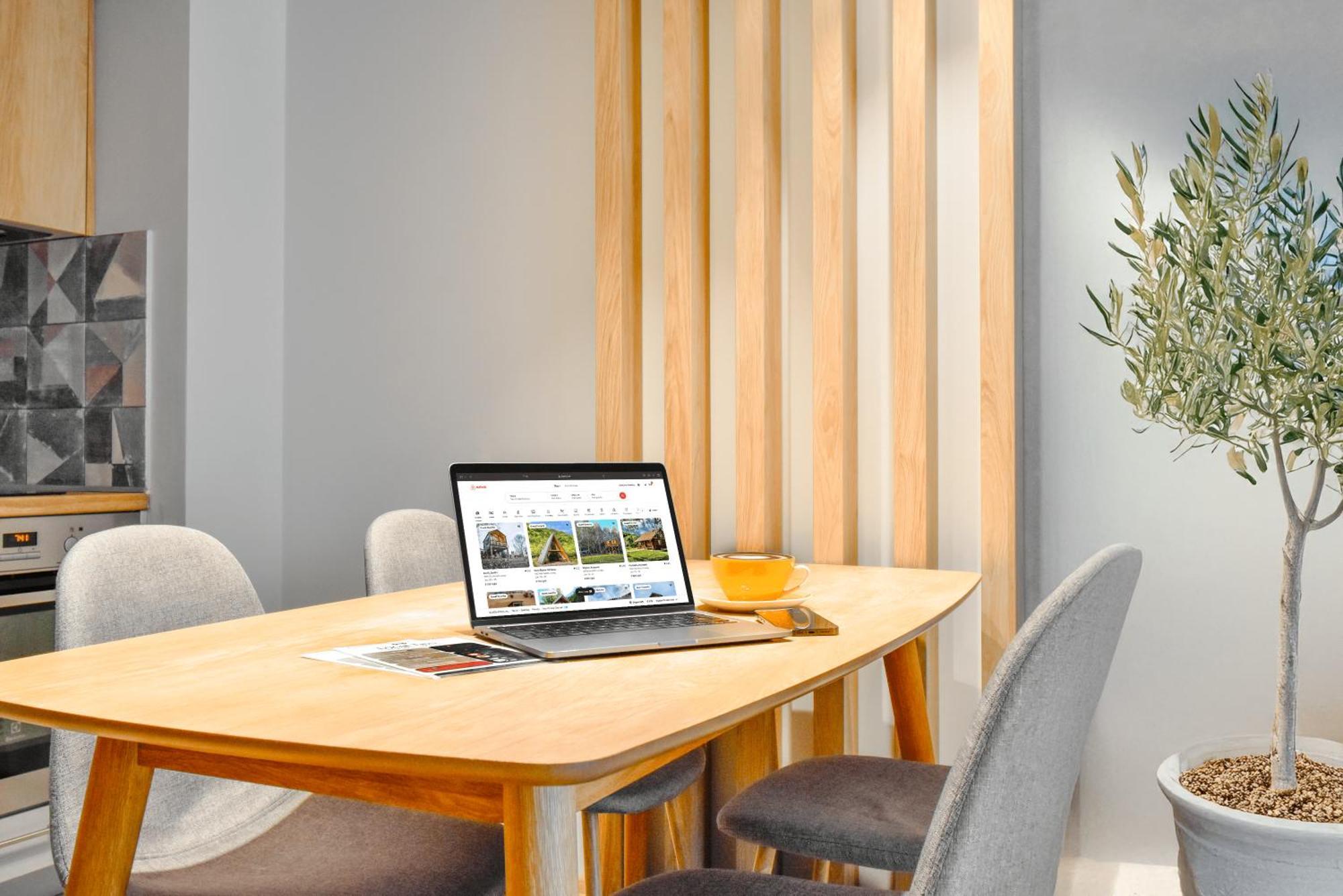 Downtown - Netflix - Ac - Next To Metro And Train *