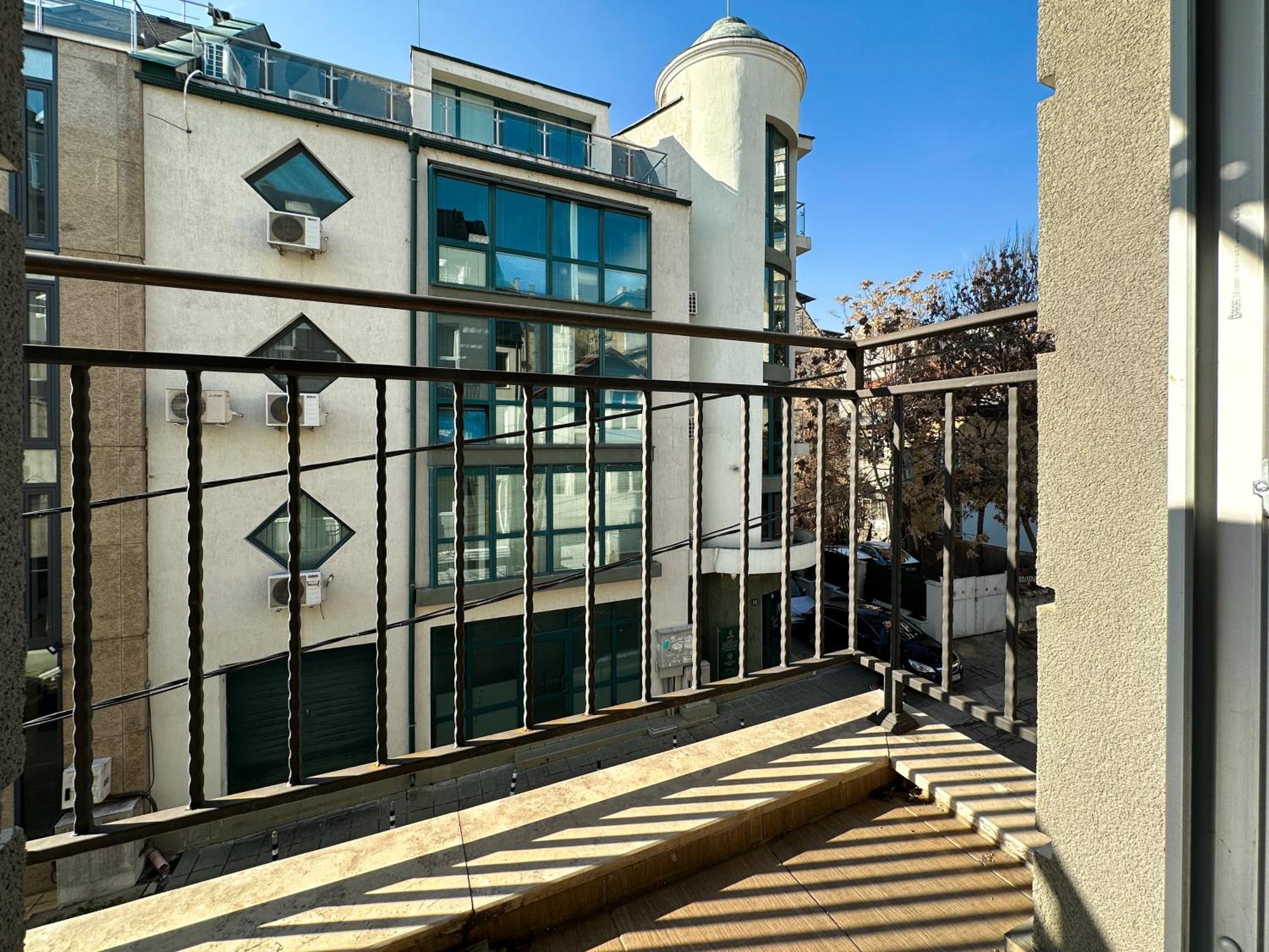 Downtown - Netflix - Ac - Next To Metro And Train Sofia